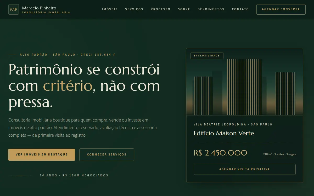 Site verde floresta com molduras de latao e listings de imoveis para corretor