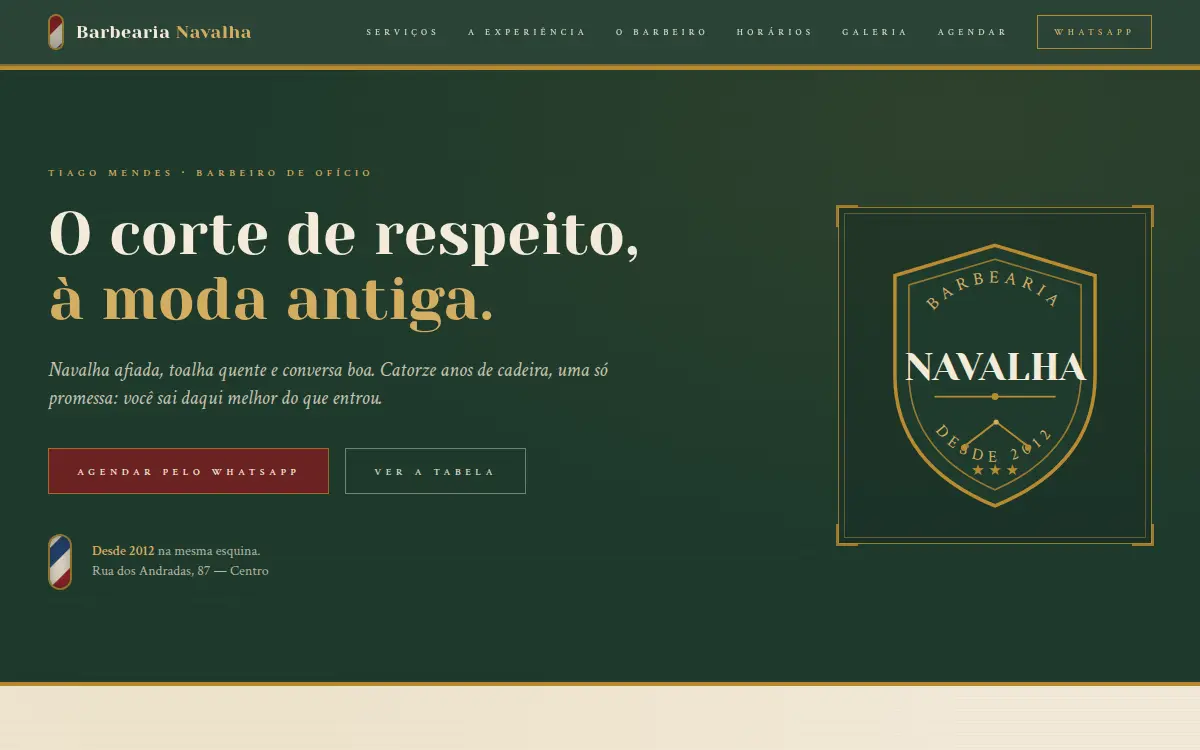 Site vintage creme e oxblood com brasao e barber pole para barbeiro
