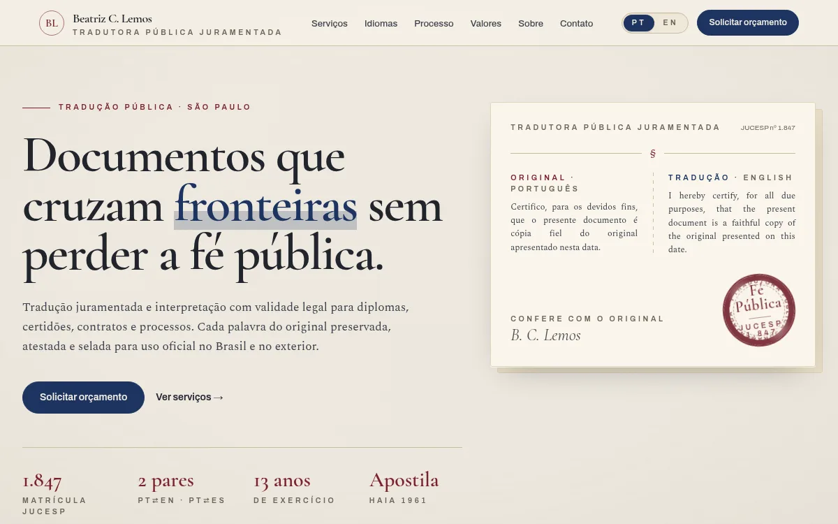 Site manuscrito bilingue em papel com coluna dupla e carimbo para tradutor juramentado