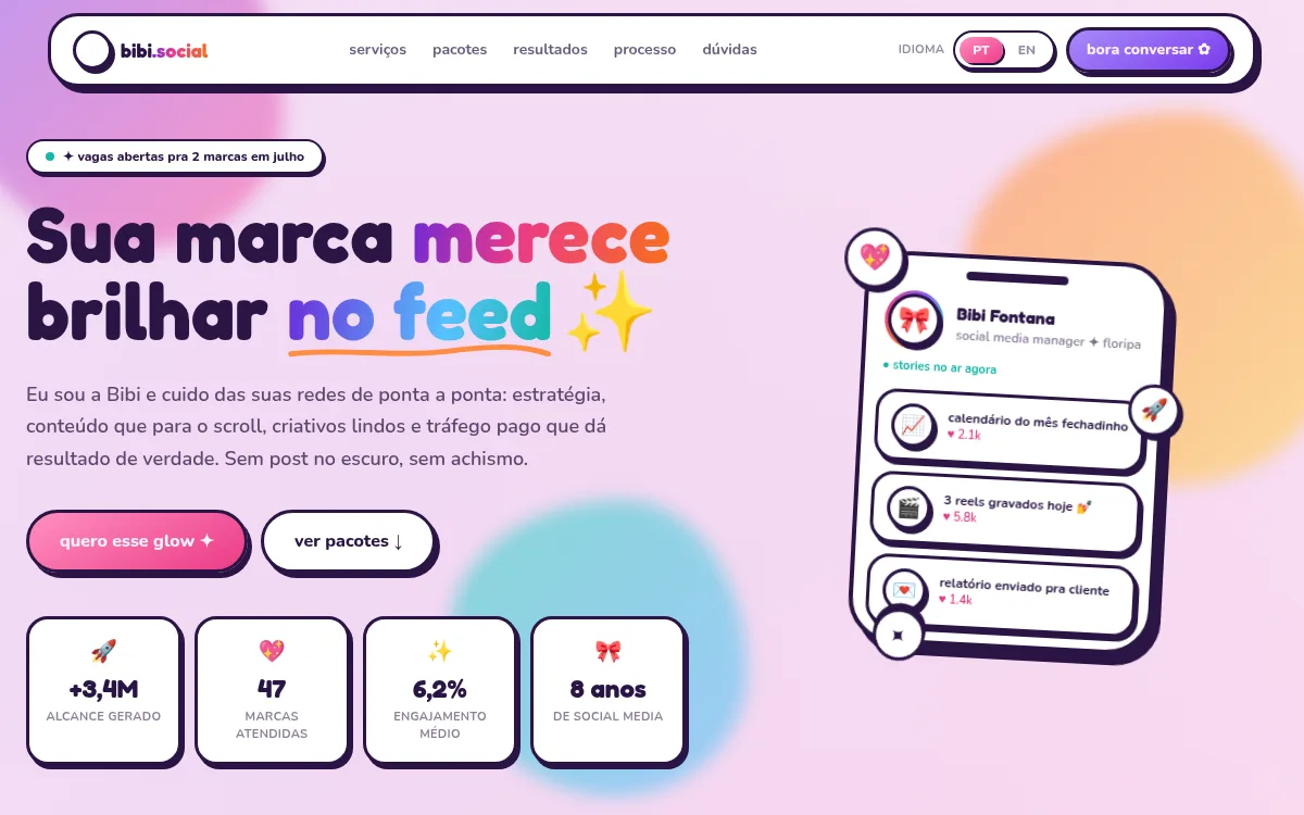 Site Y2K gradiente vibrante com stickers e mockup de feed para social media manager