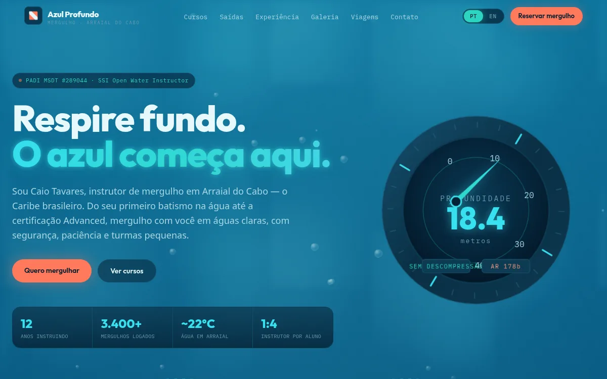 Site subaquatico azul profundo com causticas e profundimetro para instrutor de mergulho