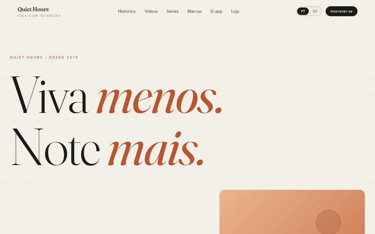 Site lifestyle minimalista off-white com wipes em clip-path para youtuber de vida slow