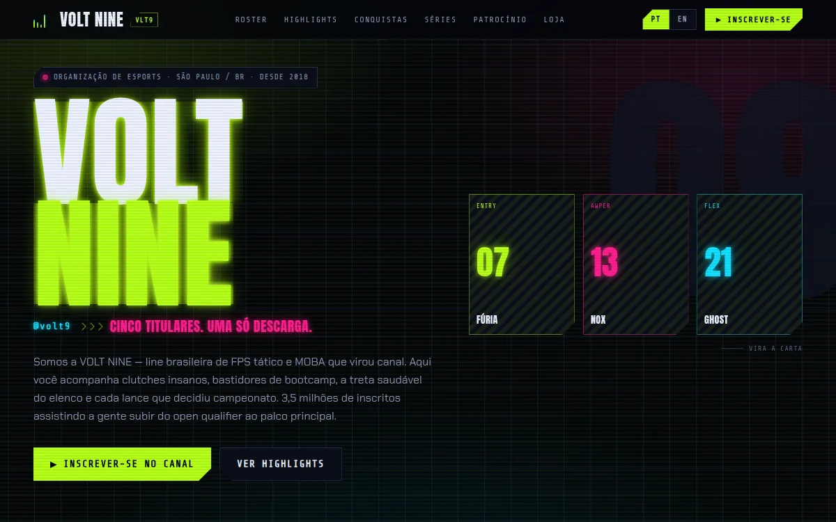 Site esports preto com glitch RGB e cards de elenco que viram para canal de time competitivo