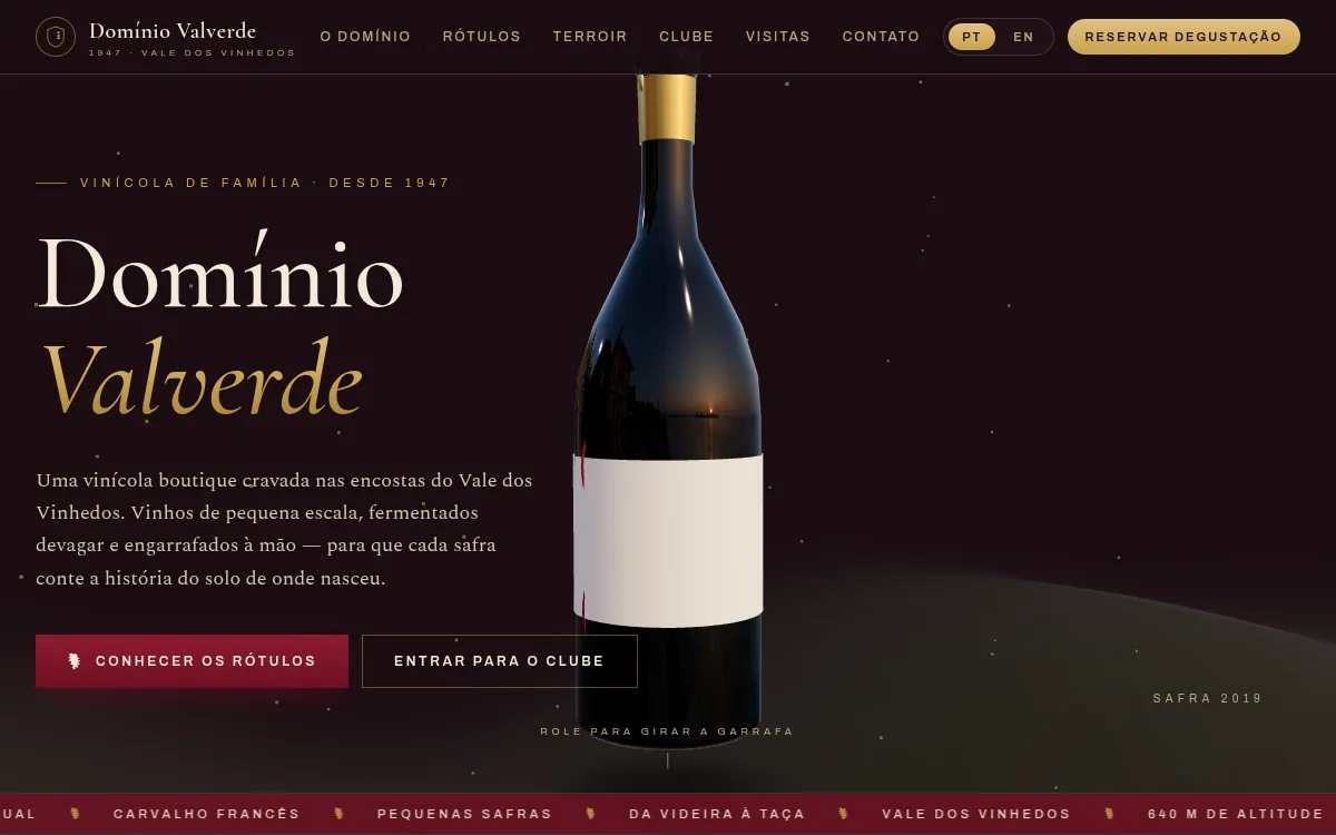 Site vinicola com garrafa de vidro refrativa e vinho para vinhedo boutique