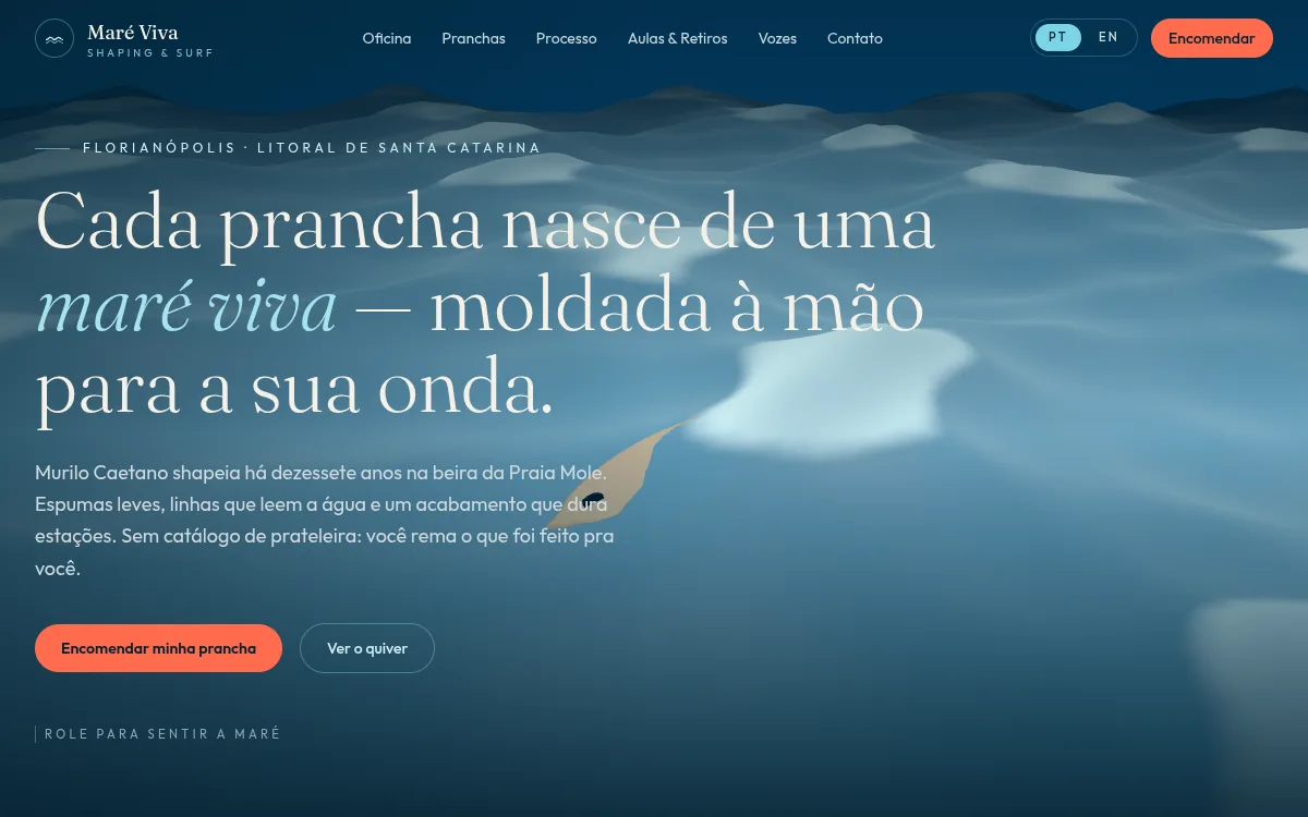 Site surf com plano de oceano em shader e prancha boiando para marca de surf